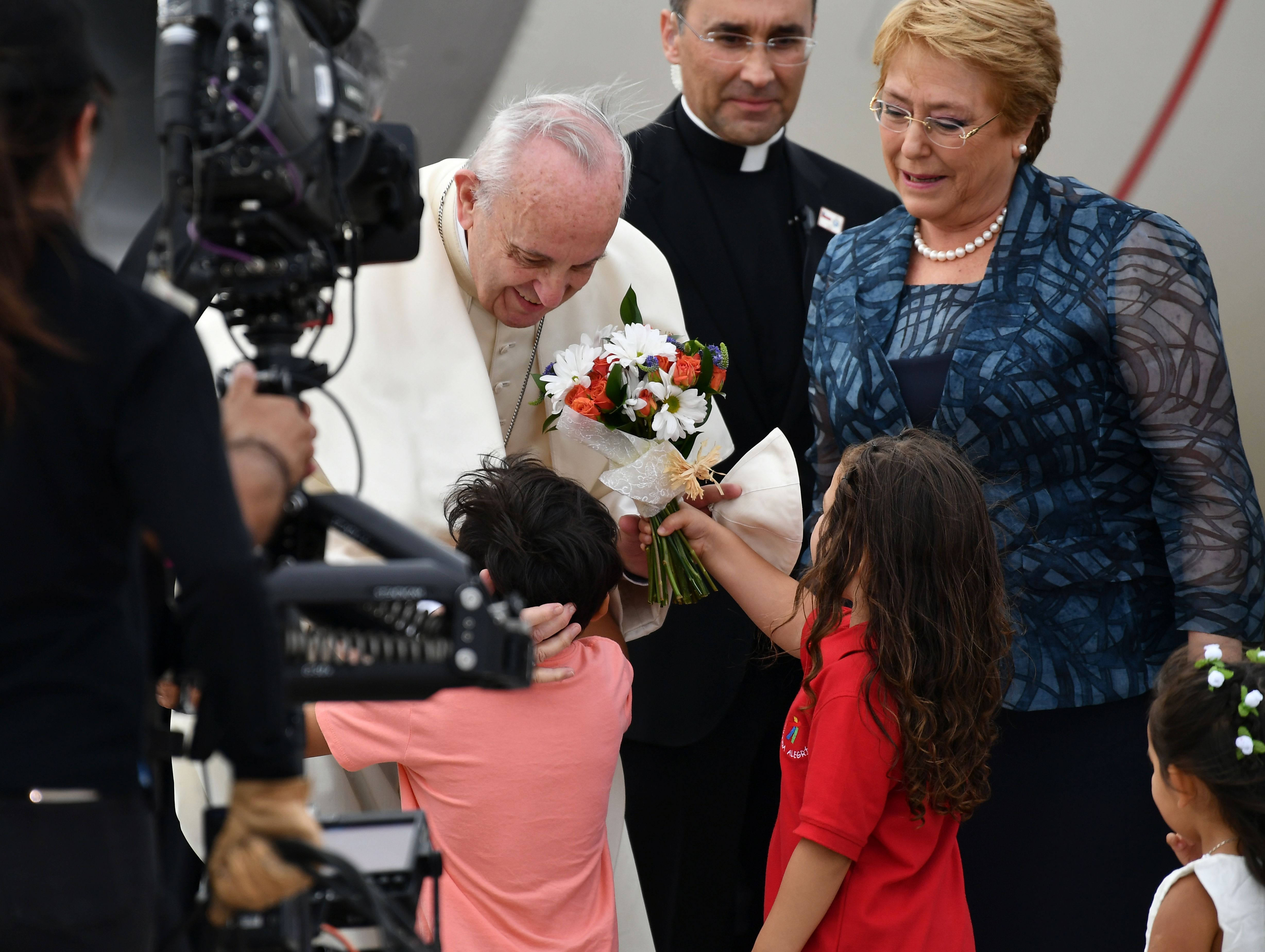استقبال البابا بالورود