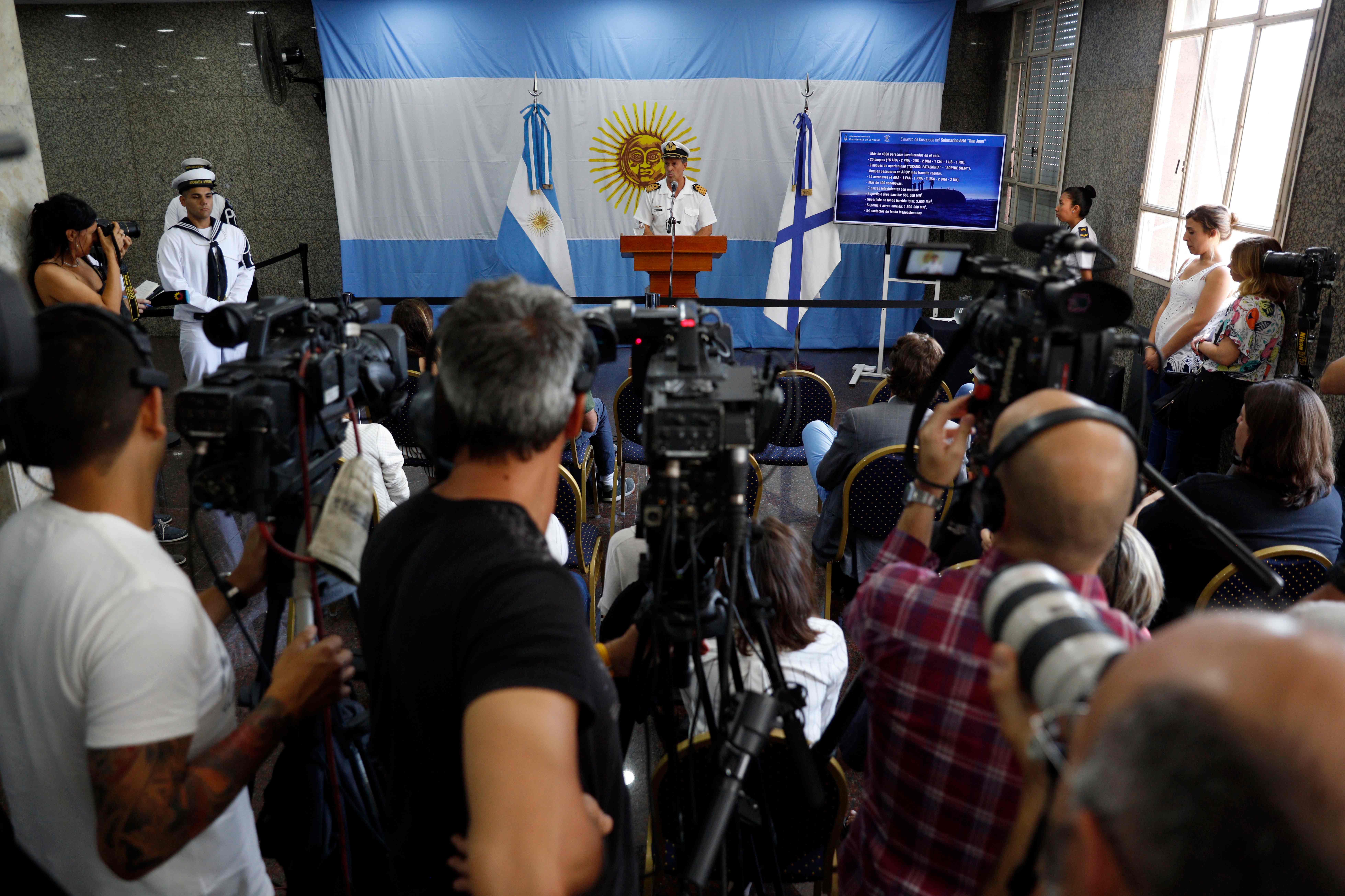 مؤتمر صحفى لقائد القوات البحرية فى الأرجنتين