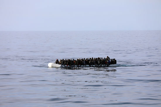 مهاجرين غير شرعيين يعبرون البحر المتوسط تجاه أوروبا