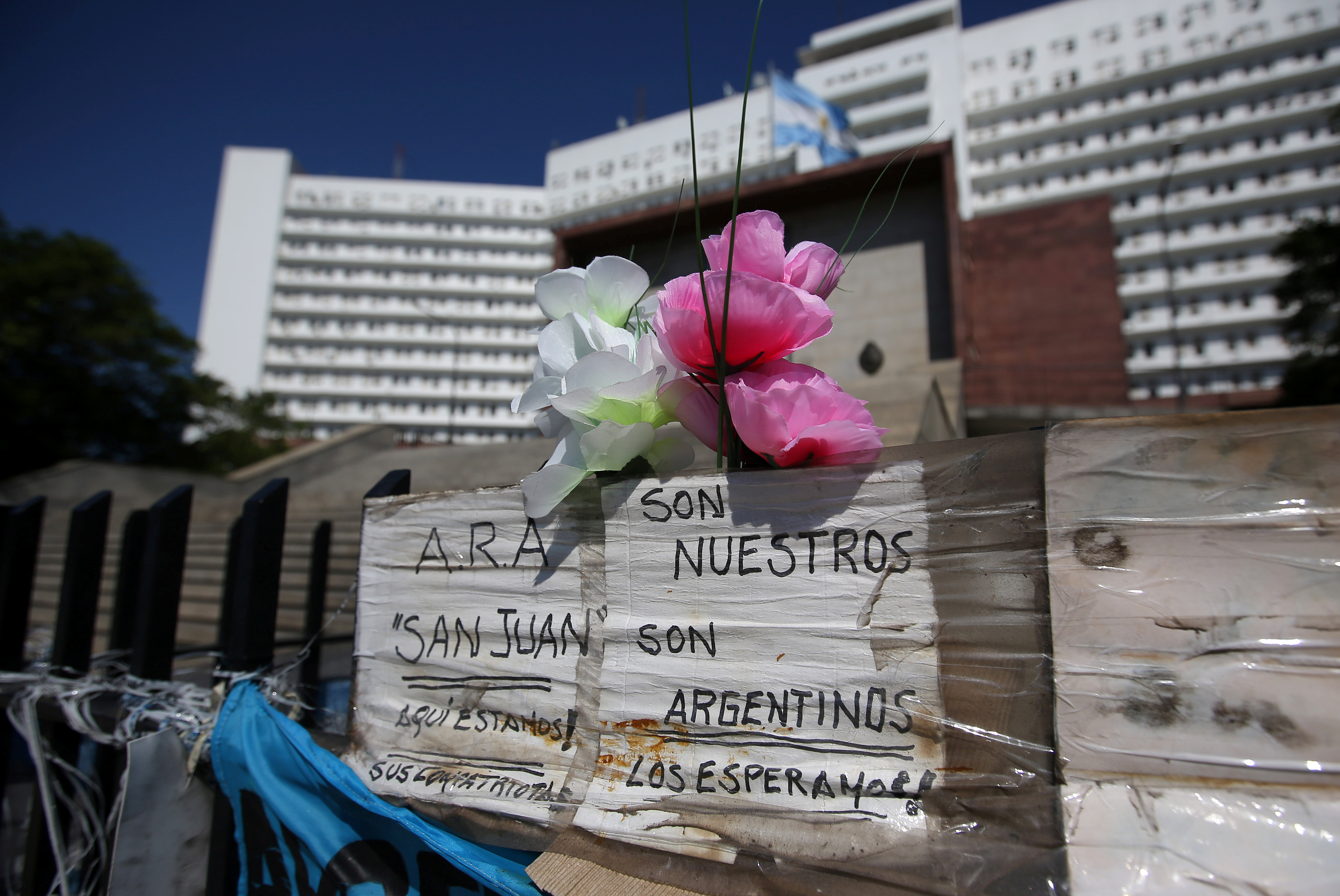ورود على مبنى رئاسة سلاح البحرية بالأرجنتين تأبينا لضحايا الحادث