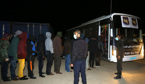نقل مهاجرين غير شرعيين بواسطة أتوبيسات فى ليبيا