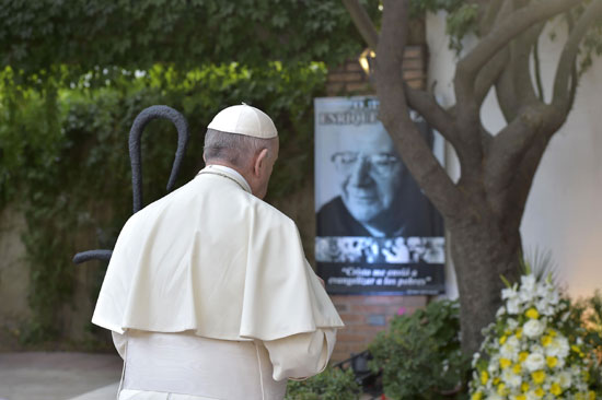 الفاتيكان يصلى أمام قبر الأسقف الراحل إنريكى ألفير