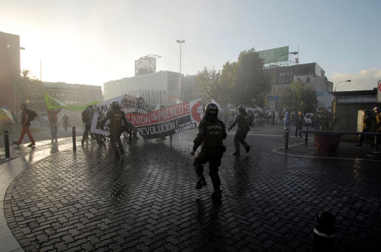 الشرطة فى تشيلى تفرق مظاهرات فى العاصمة