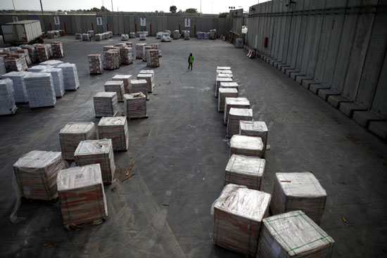 عبوات مواد البناء قبل نقلها إلى قطاع غزة