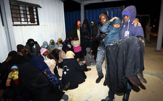 مهاجرين غير شرعيين فى قاعدة بحرية ليبية