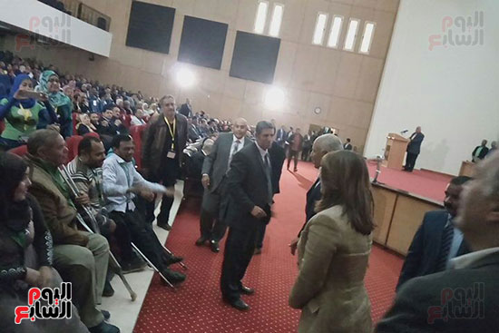 وزيرا النقل والتضامن خلال جولتهما بمحافظة الوادى الجديد (12)