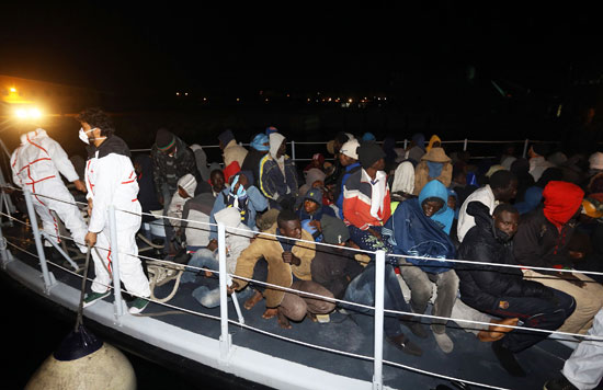 نقل المهاجرين غير الشرعيين بواسطة سفن البحرية الليبية