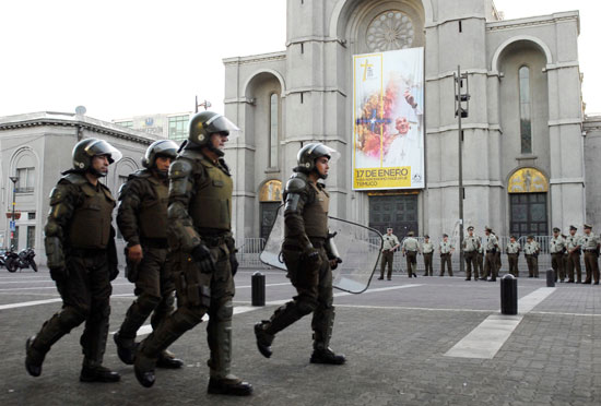 الشرطة فى تشيلى تؤمن كنيسة قبل زيارة بابا الفاتيكان