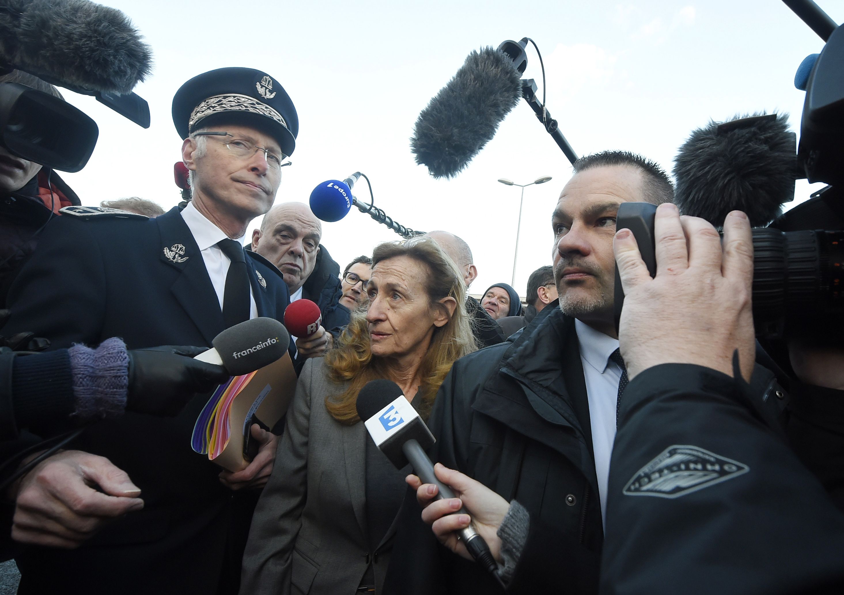 وصول وزيرة العدل الفرنسية إلى مقر السجن