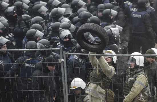 اشتباكات عنيفة بين أنصار رئيس جورجيا السابق والشرطة الأوكرانية