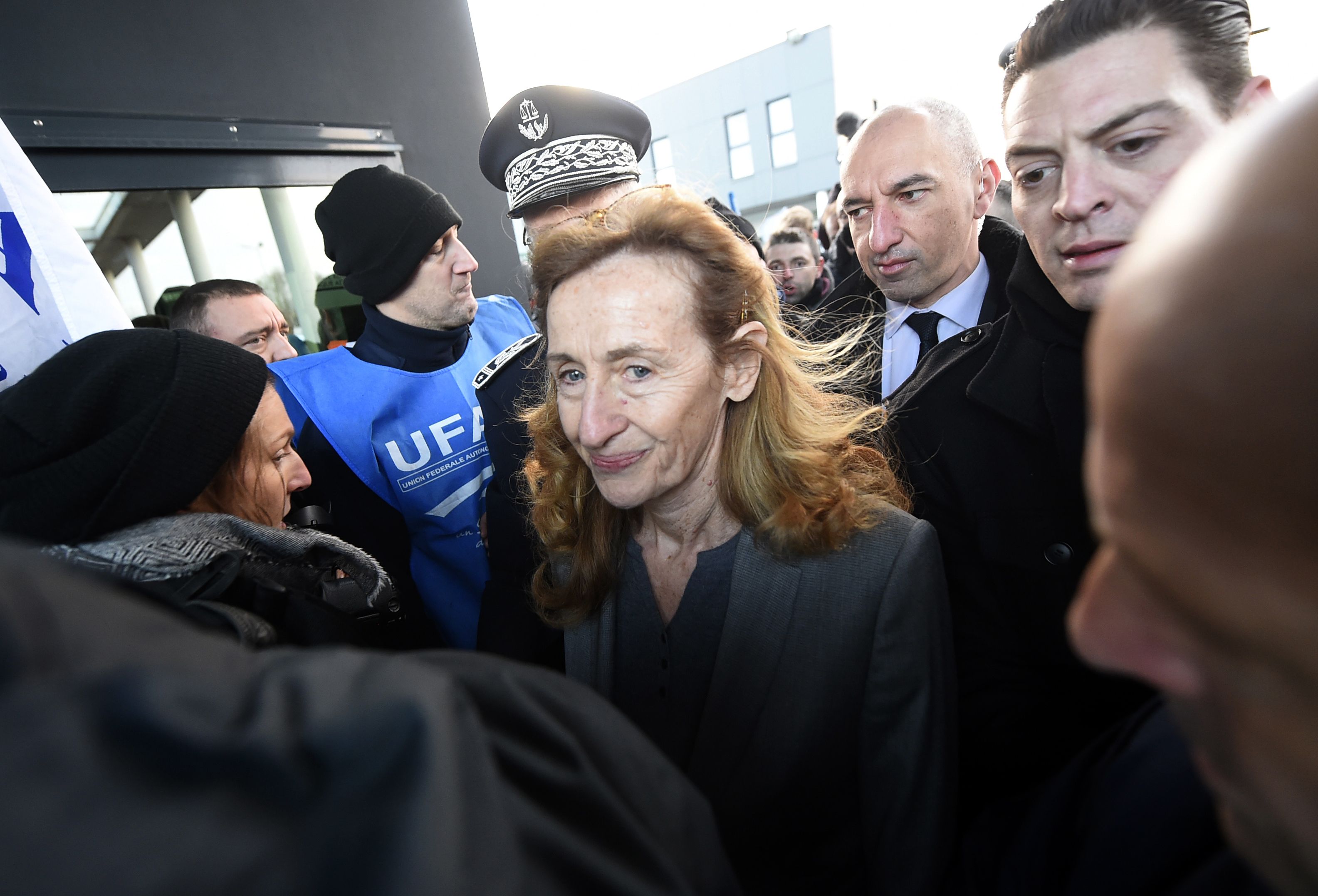 وزيرة العدل الفرنسية تصل السجن لمتابعة تطورات الأحداث