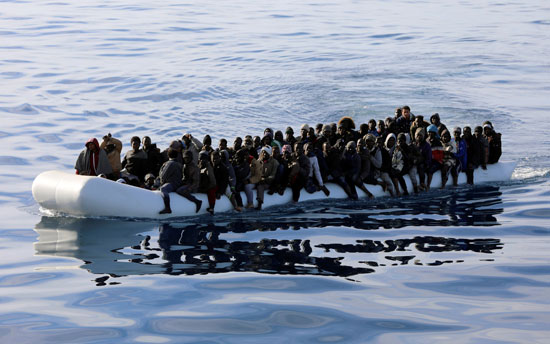 قارب مطاطى للهجرة غير الشرعية قرب ليبيا
