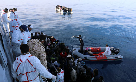 خفر السواحل الليبى ينقذ مهاجرين غير شرعيين