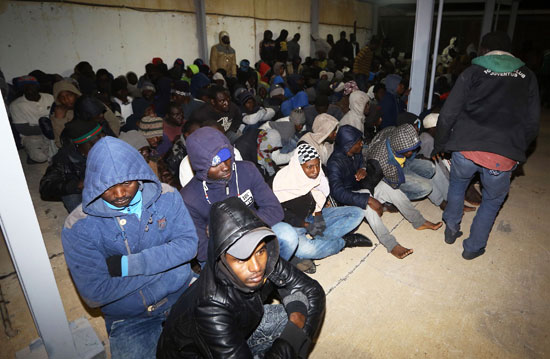 نقل مهاجرين غير شرعيين إلى قاعدة بحرية فى طرابلس