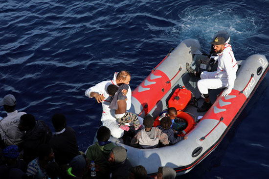 إنقاذ مهاجرين غير شرعيين قرابة ليبيا