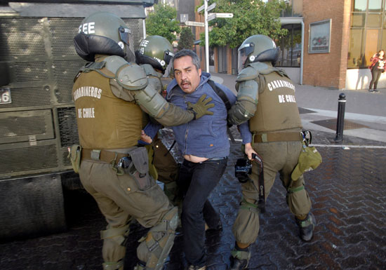 شرطة تشيلى تلقى القبض على متظاهر فى العاصمة
