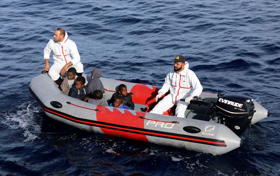 خفر السواحل الليبى ينقذ أطفال من قرب هجرة