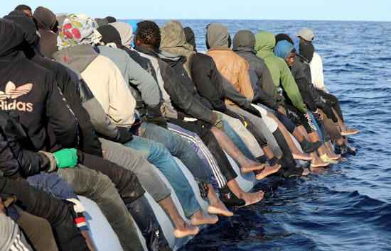 تكدس مهاجرين غير شرعيين على قارب مطاطى
