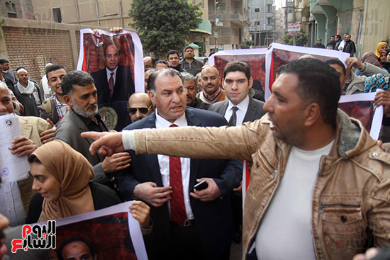 صور محمد فودة يقود مسيرة حاشدة مع أبناء زفتى للتوقيع على توكيلات ترشح السيسى لفترة رئاسية ثانية  (4)