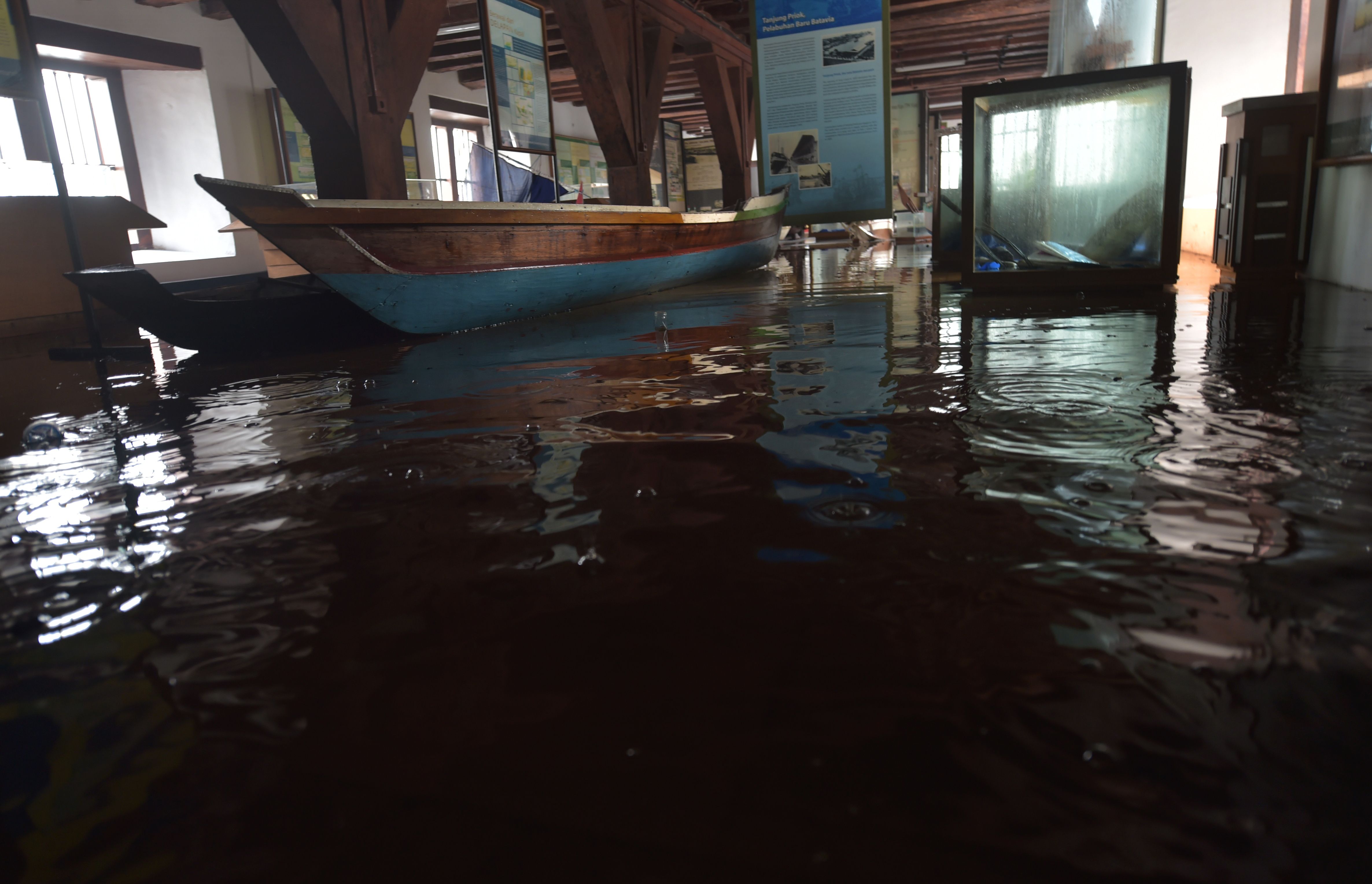 المياه تغمر الآثار فى متحف بإندونيسيا إثر حريق