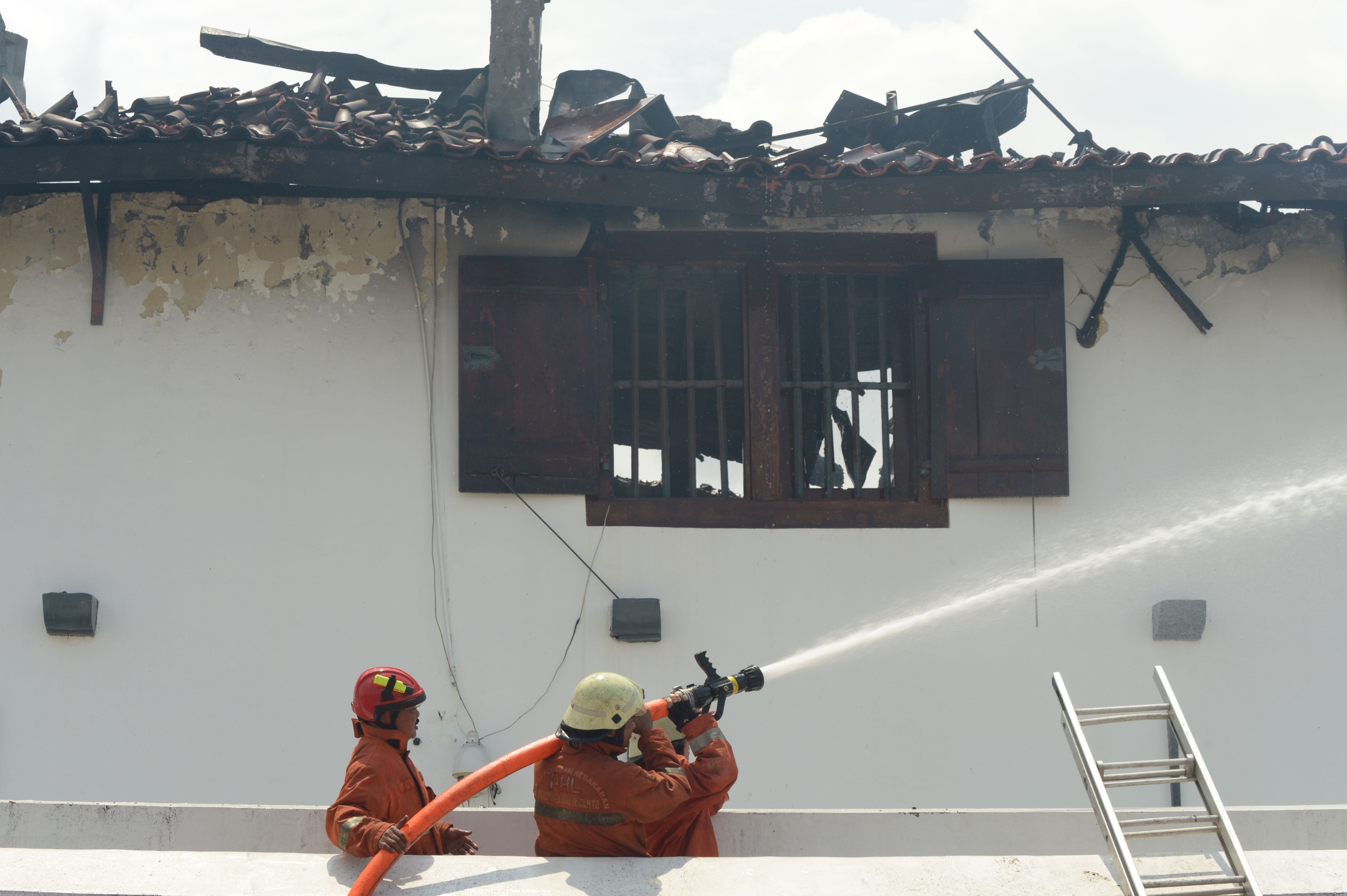 رجال الإطفاء فى إندونيسيا يحاولون السيطرة على حريق