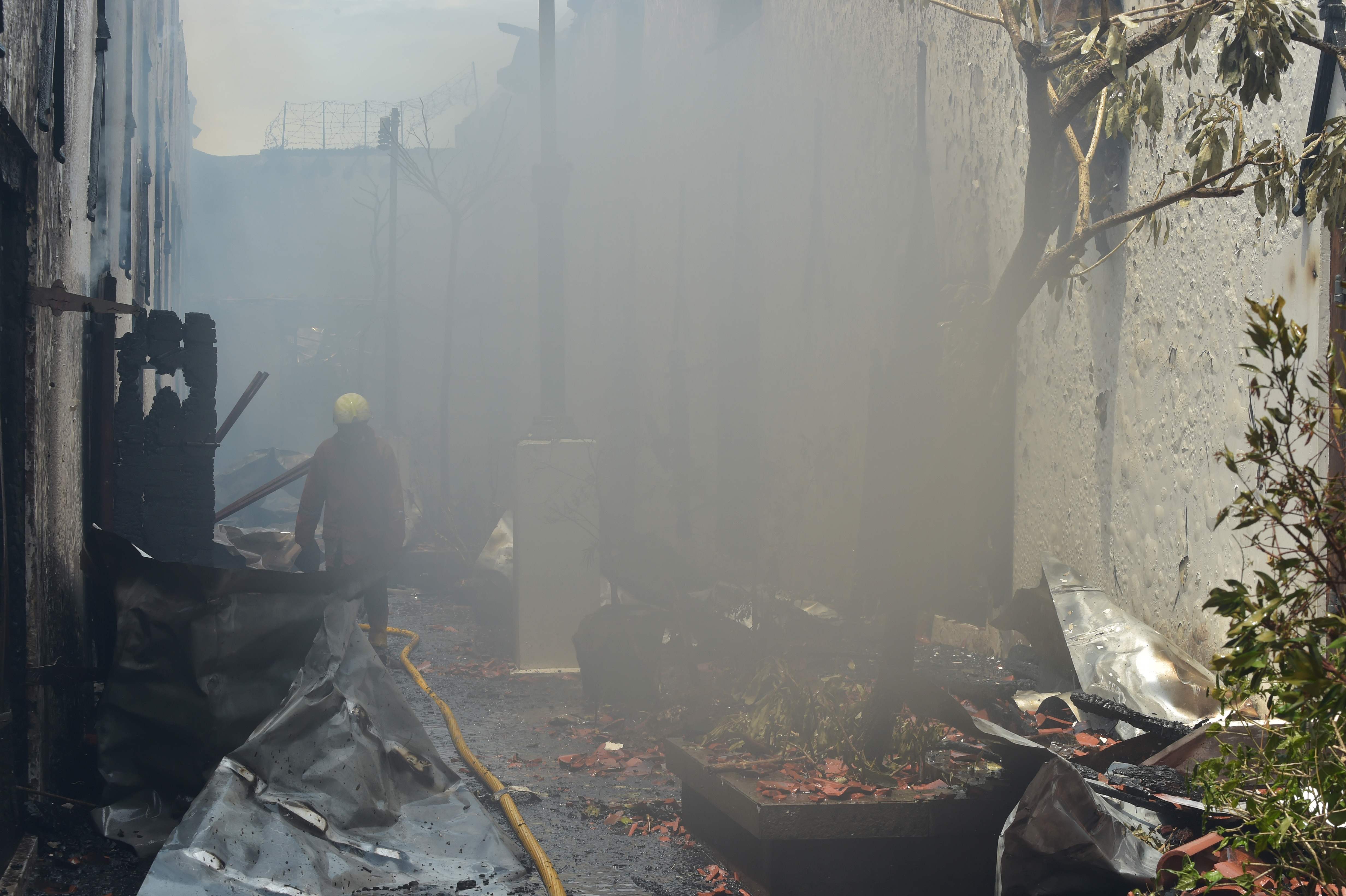 الدخان يتصاعد بسبب حريق مبنى أثرى فى إندونيسيا