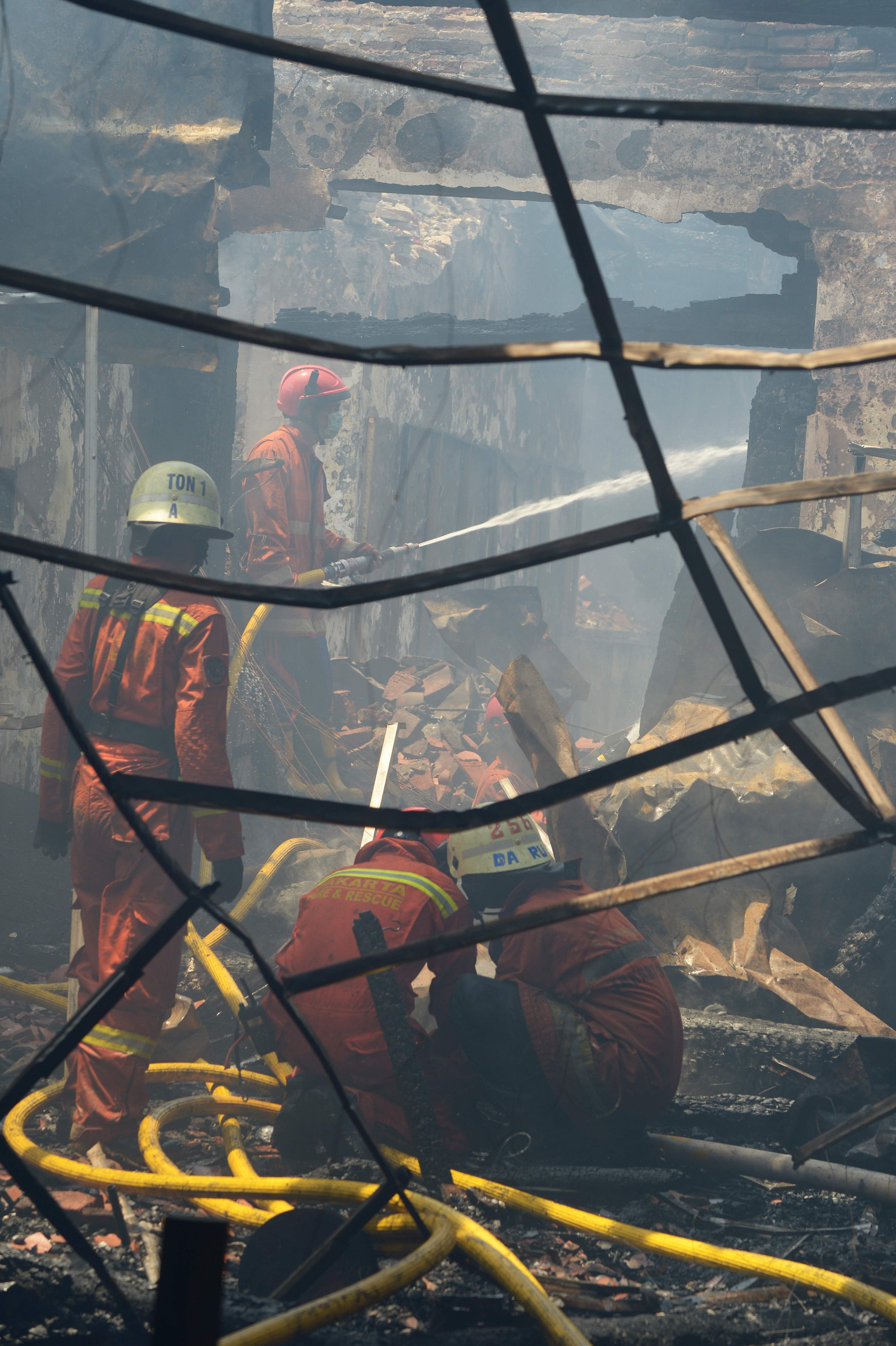 دمار مبنى أثرى فى إندونيسيا إثر حريق