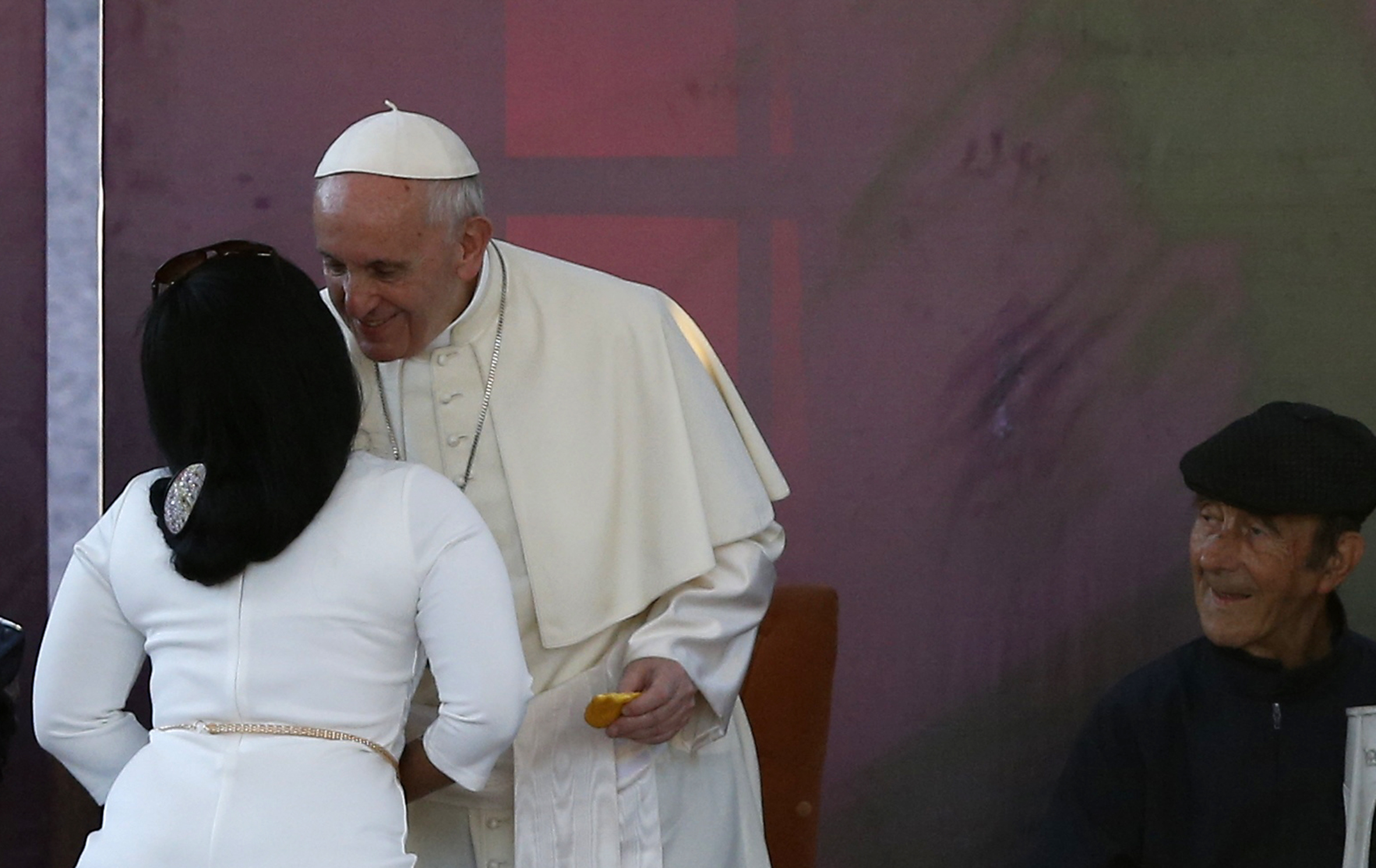 البابا يقبل معجبيه