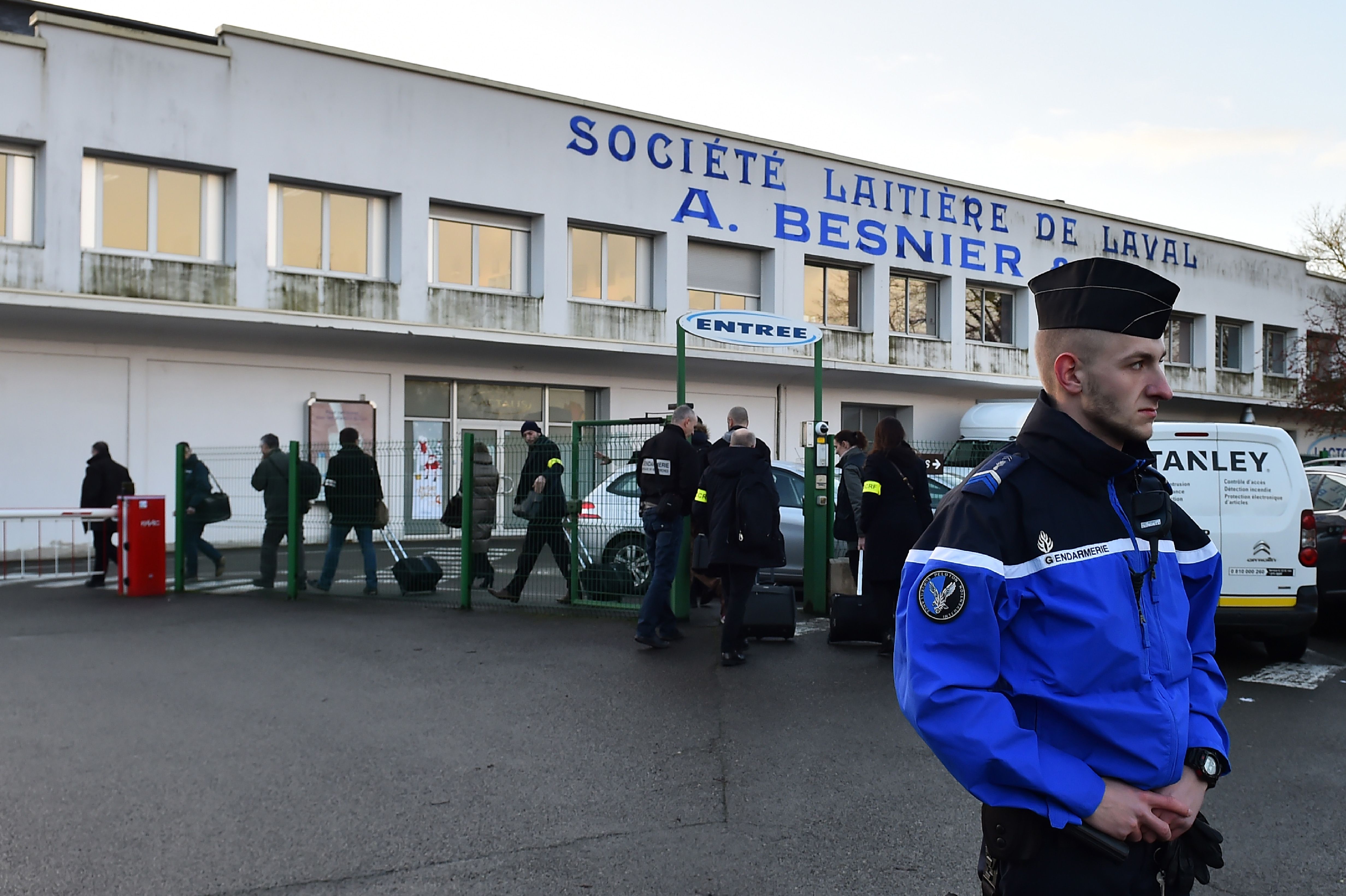 الشرطة الفرنسية بمقر شرطة لاكتاليس