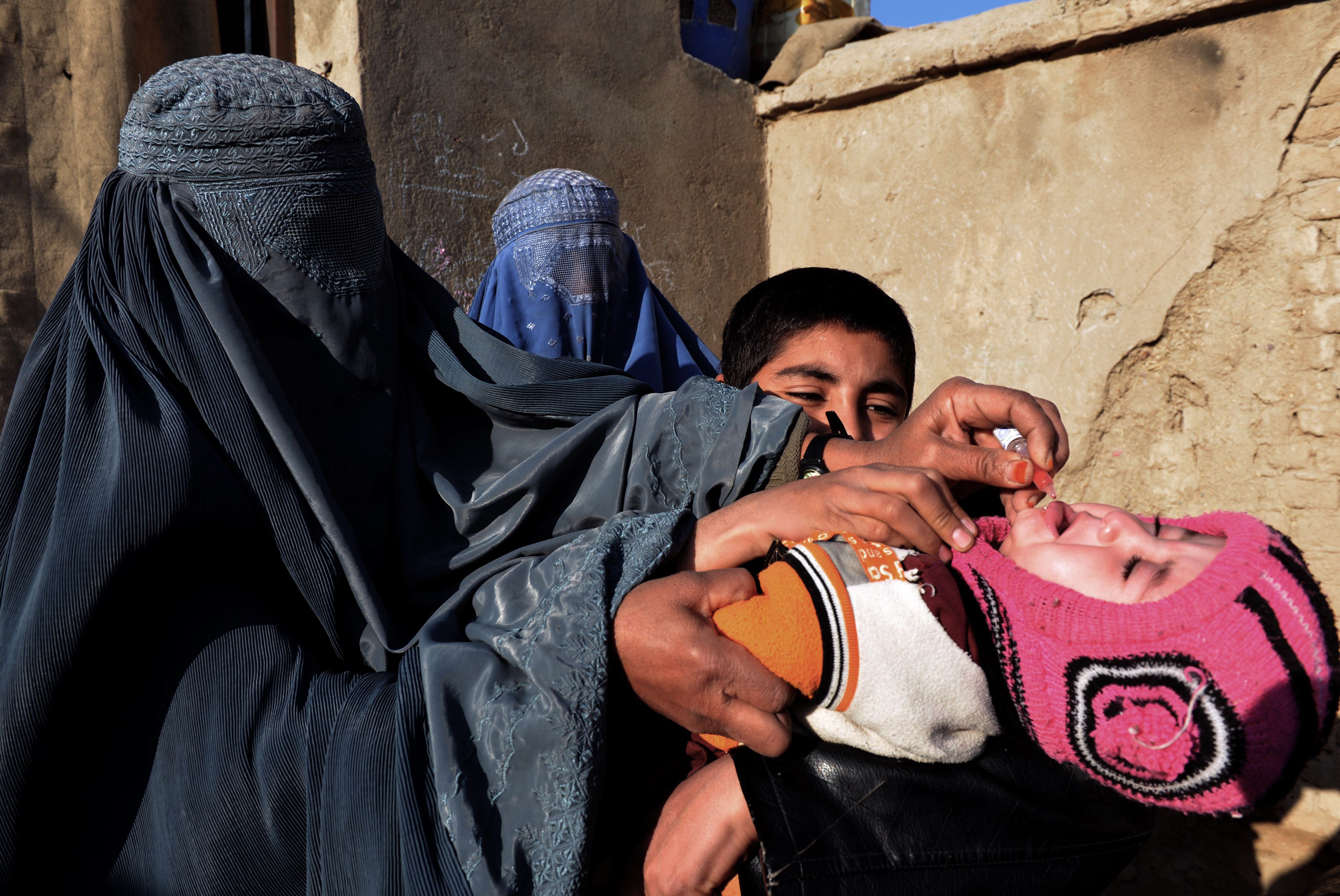 منح طفل لقاح التطعيم ضد شلل الأطفال فى أفغانستان