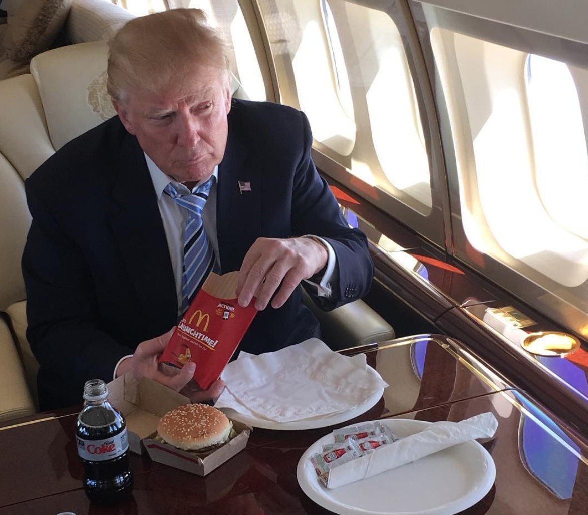 ترامب يتناول وجبة من ماكدونالدز