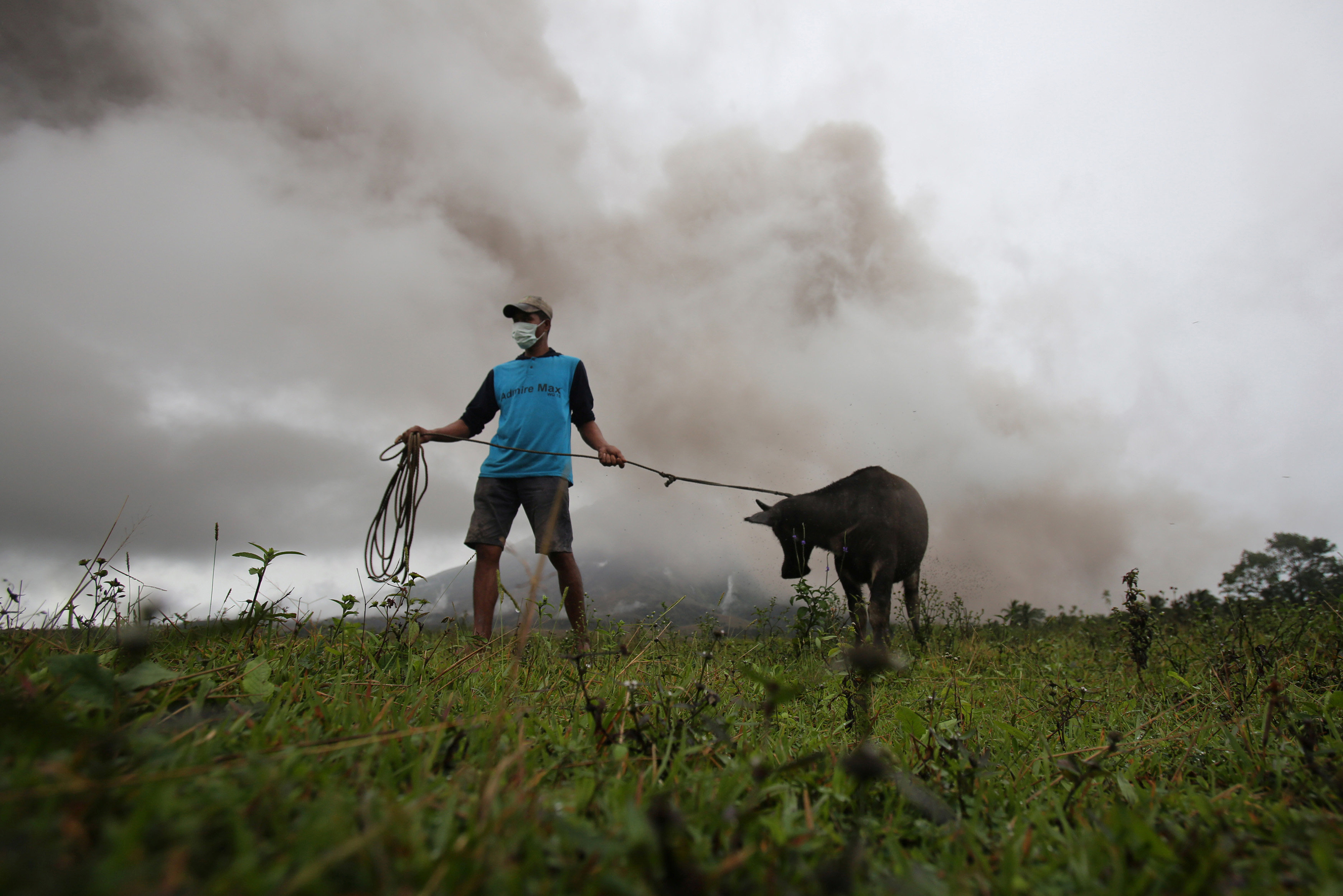 دخان بركان مايون يغطى سماء الفلبين