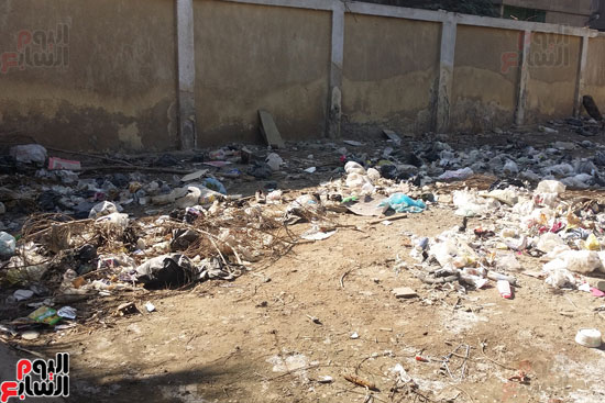 صور القمامة تحاصر مدرسة الزاوية الفنية بالقاهرة (4)