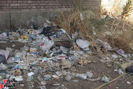 صور القمامة تحاصر مدرسة الزاوية الفنية بالقاهرة (2)