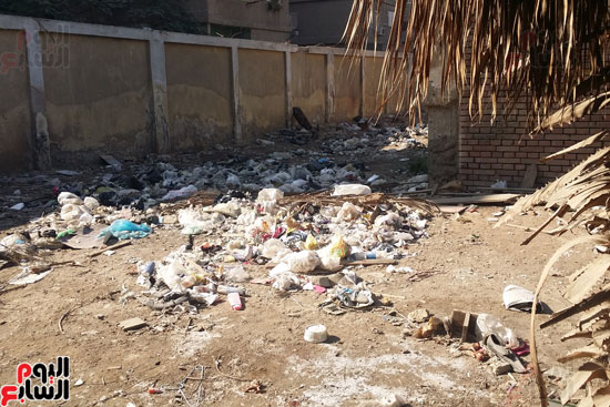 صور القمامة تحاصر مدرسة الزاوية الفنية بالقاهرة (5)