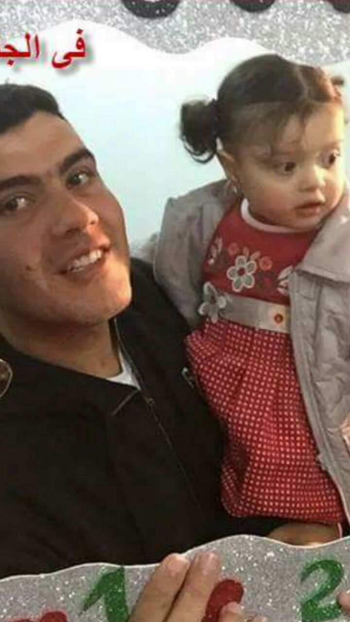 الشهيد محمد جودة مع طفلته