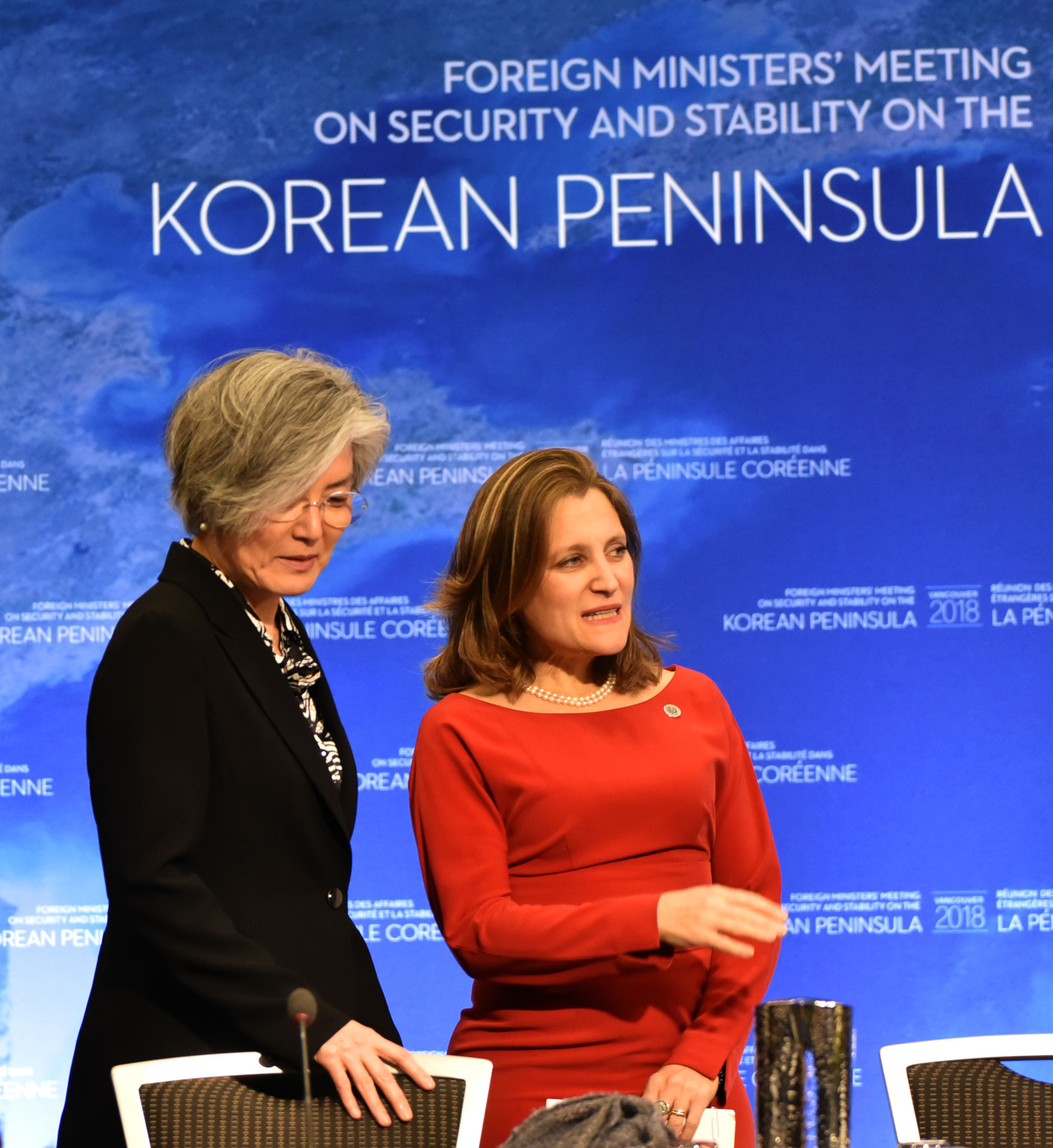 وزيرة الخارجية الكندي كريستيا فريلاند ونظيرتها الكورية الشمالية