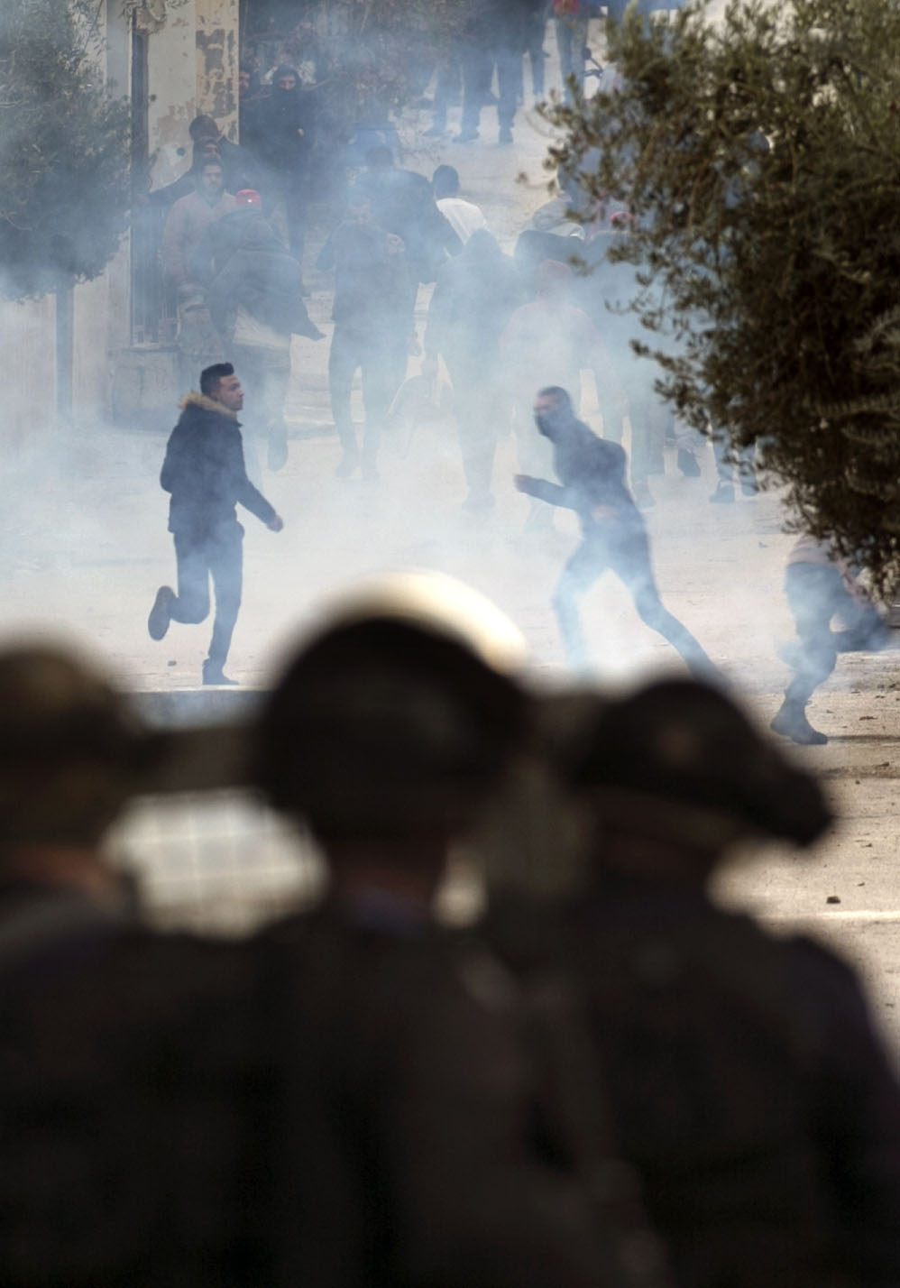 قوات الاحتلال الاسرائيلى تطلق وابل من قنابل الغاز تجاه الفلسطينيين