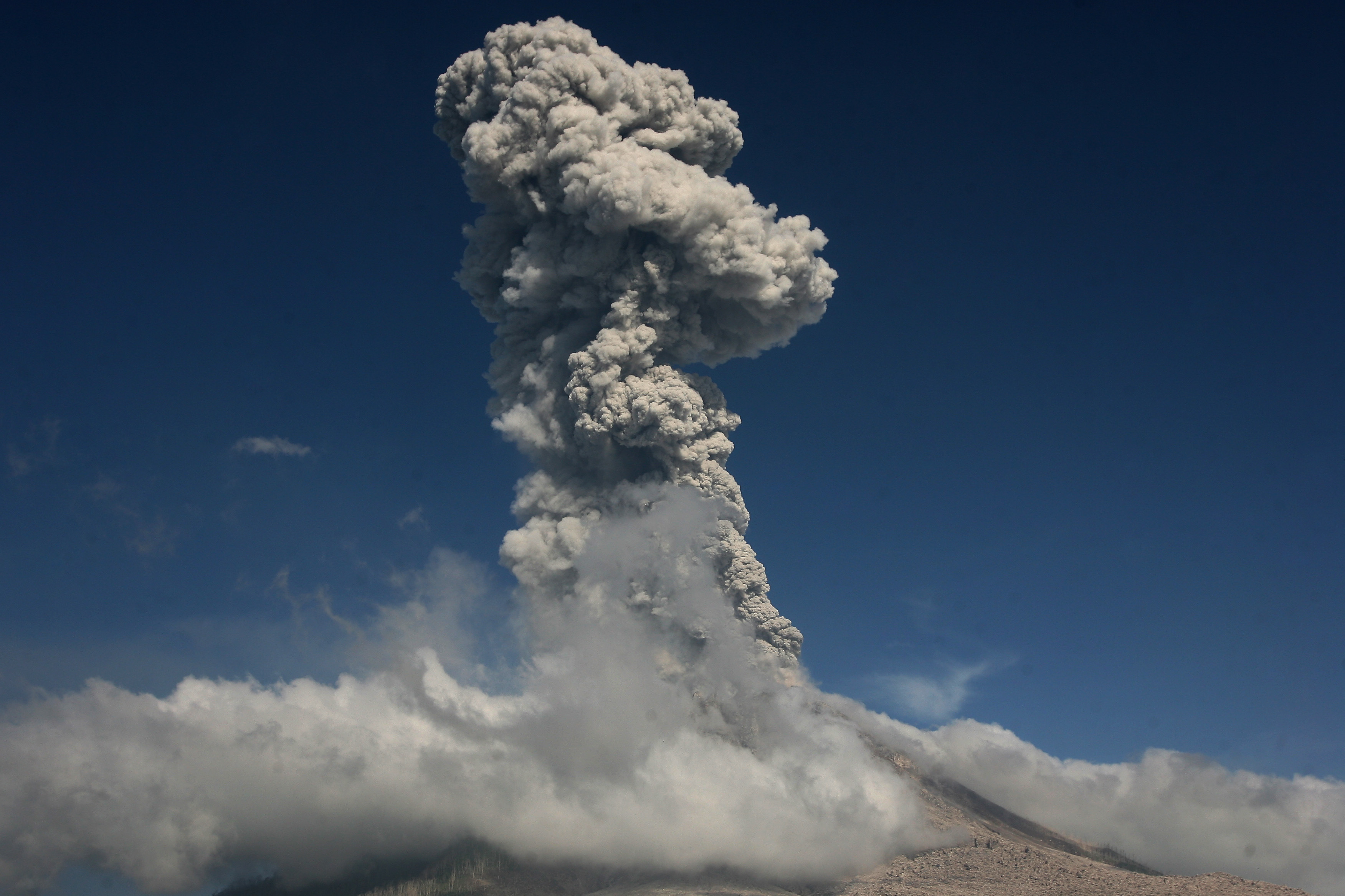 ثوران بركان جبل سينابونغ