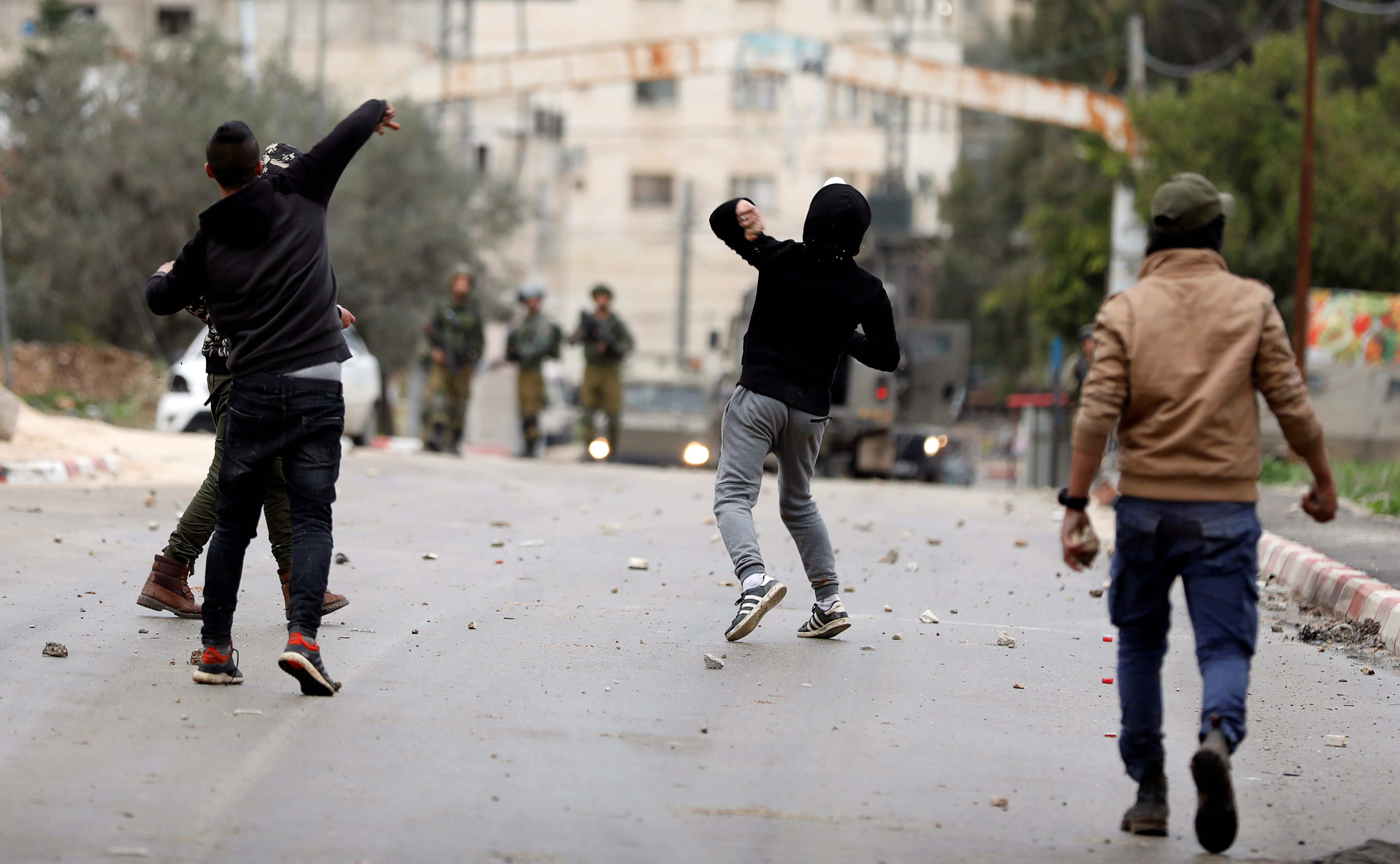 الشبان الفلسطينيين يواجهون قوات الاحتلال