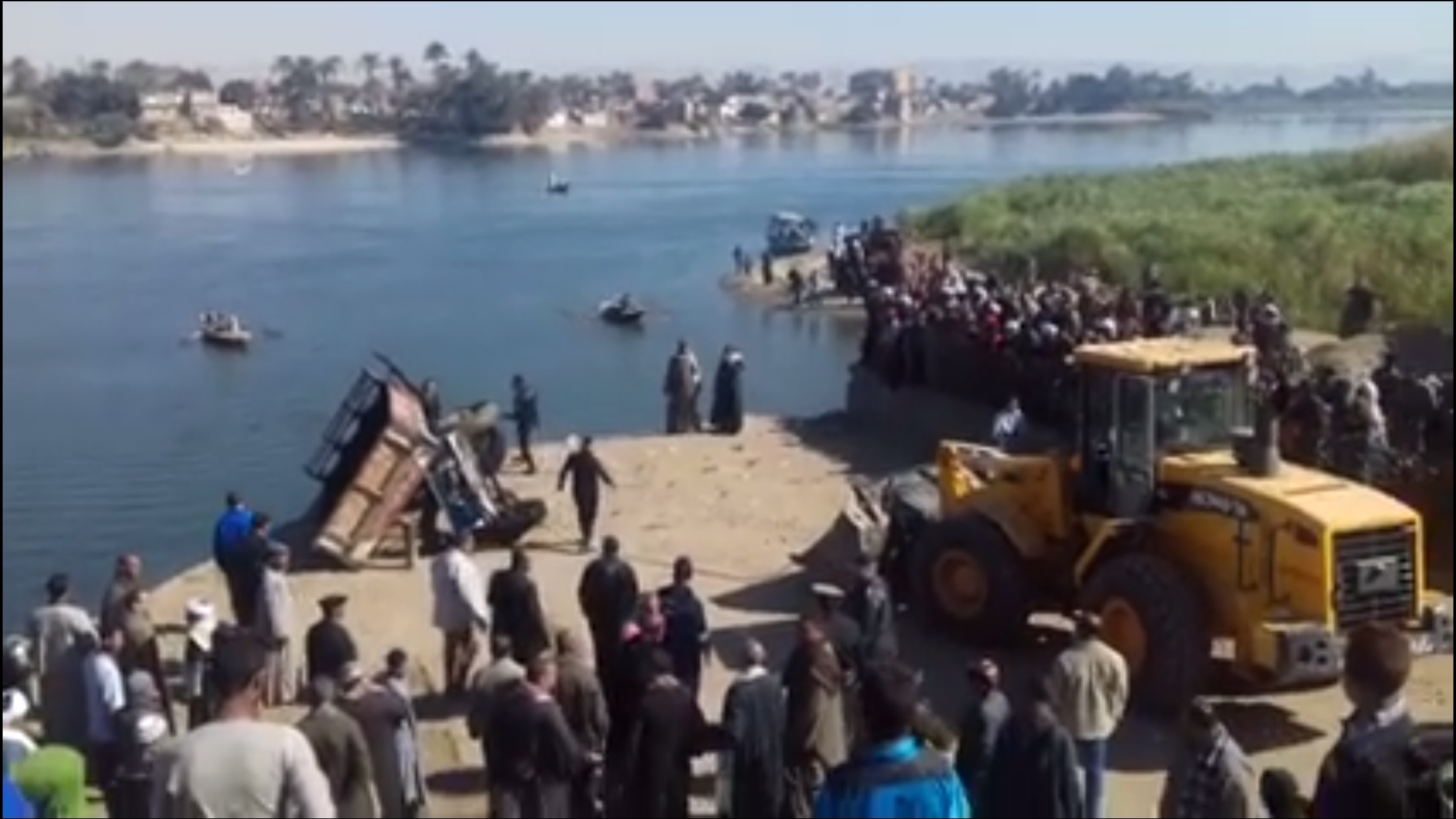 رفع جرار سقط فى نهر النيل أثناء تشييع جنازة (5)