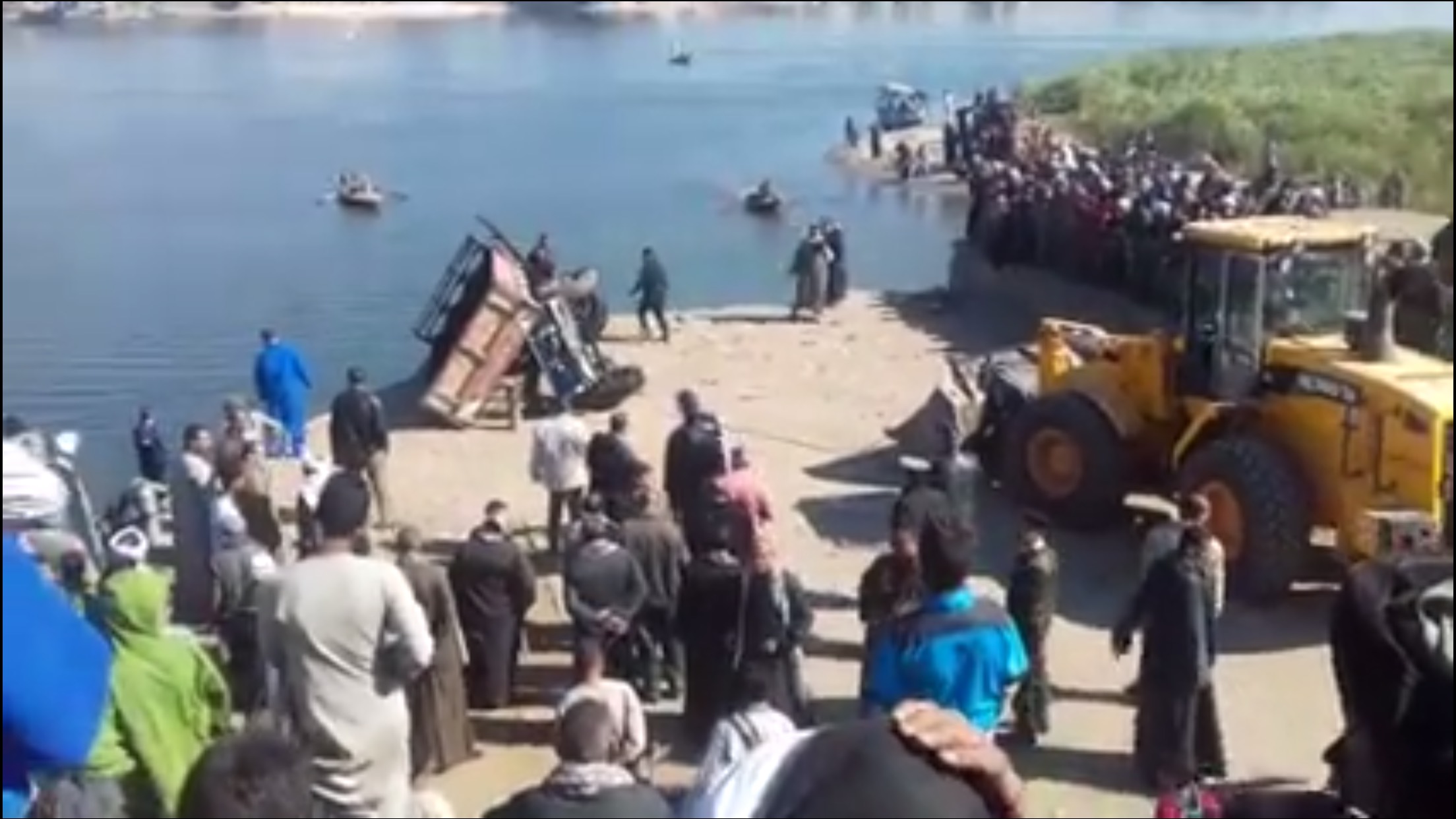 رفع جرار سقط فى نهر النيل أثناء تشييع جنازة (6)