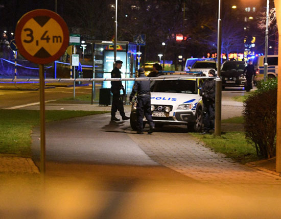 الشرطة السويدية تصل إلى موقع الانفجار