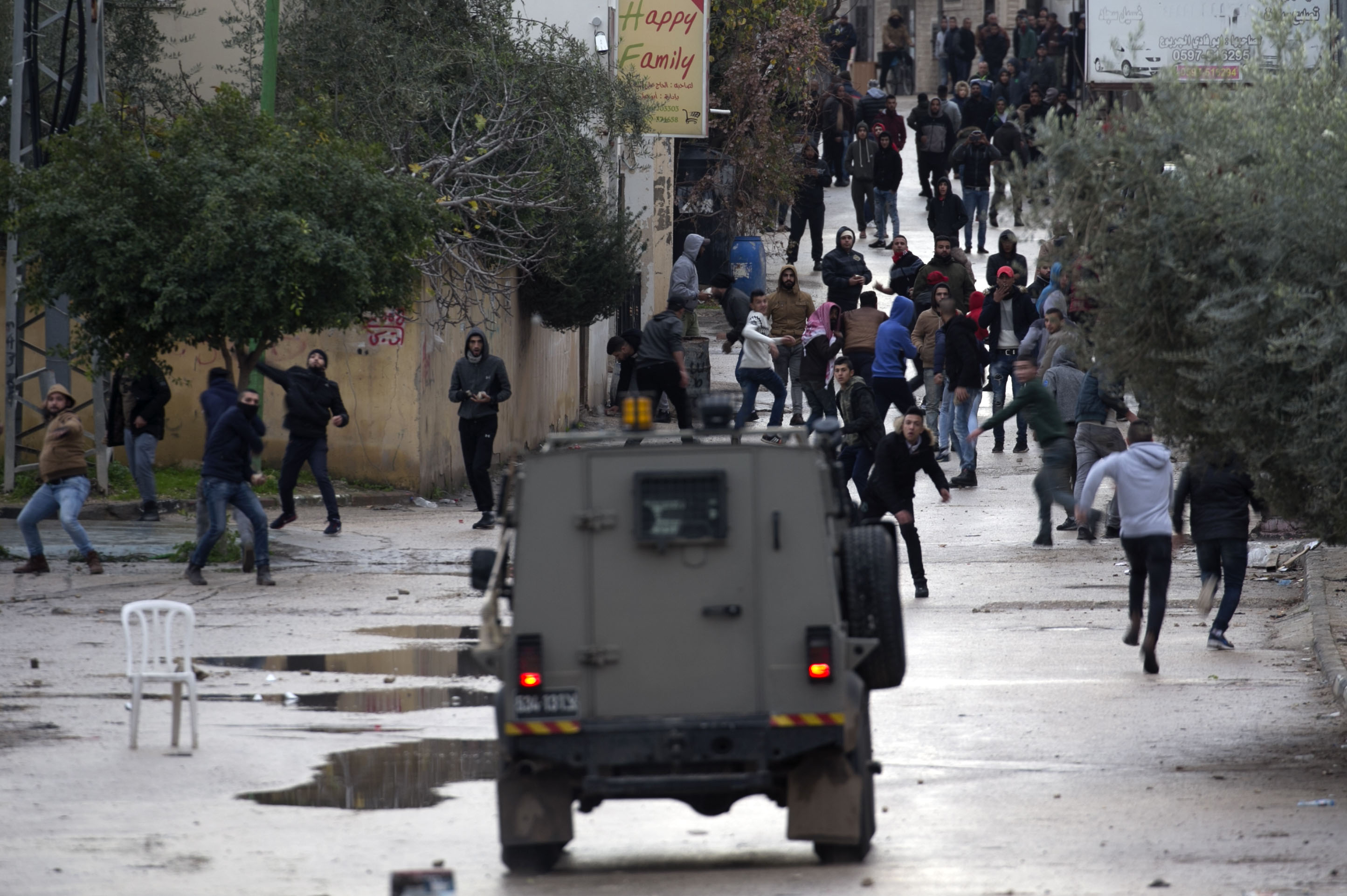 جانب من المواجهات بين الفلسطينيين وقوات الاحتلال