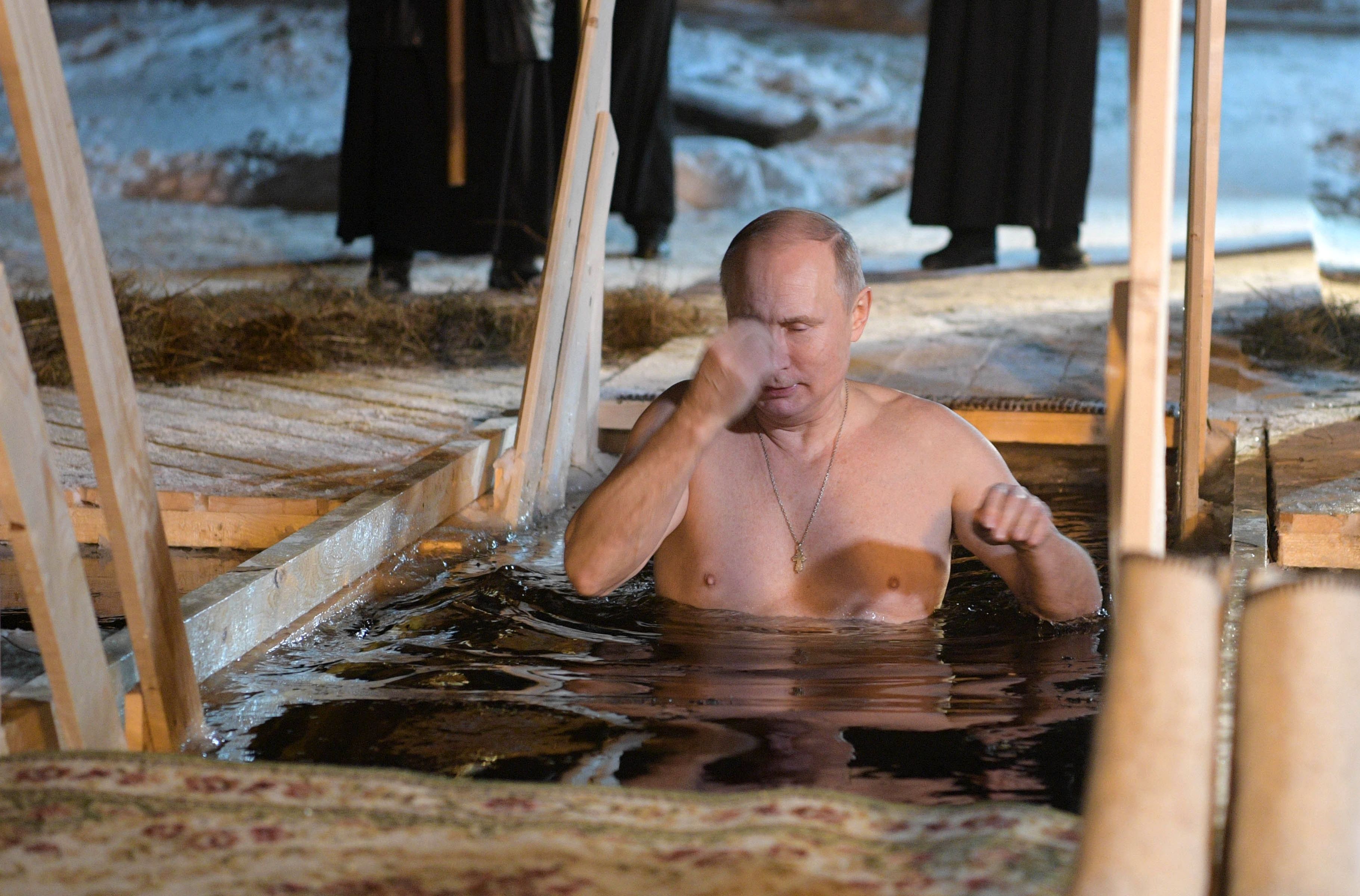 الرئيس الروسى يغطس فى بحيرة متجمدة