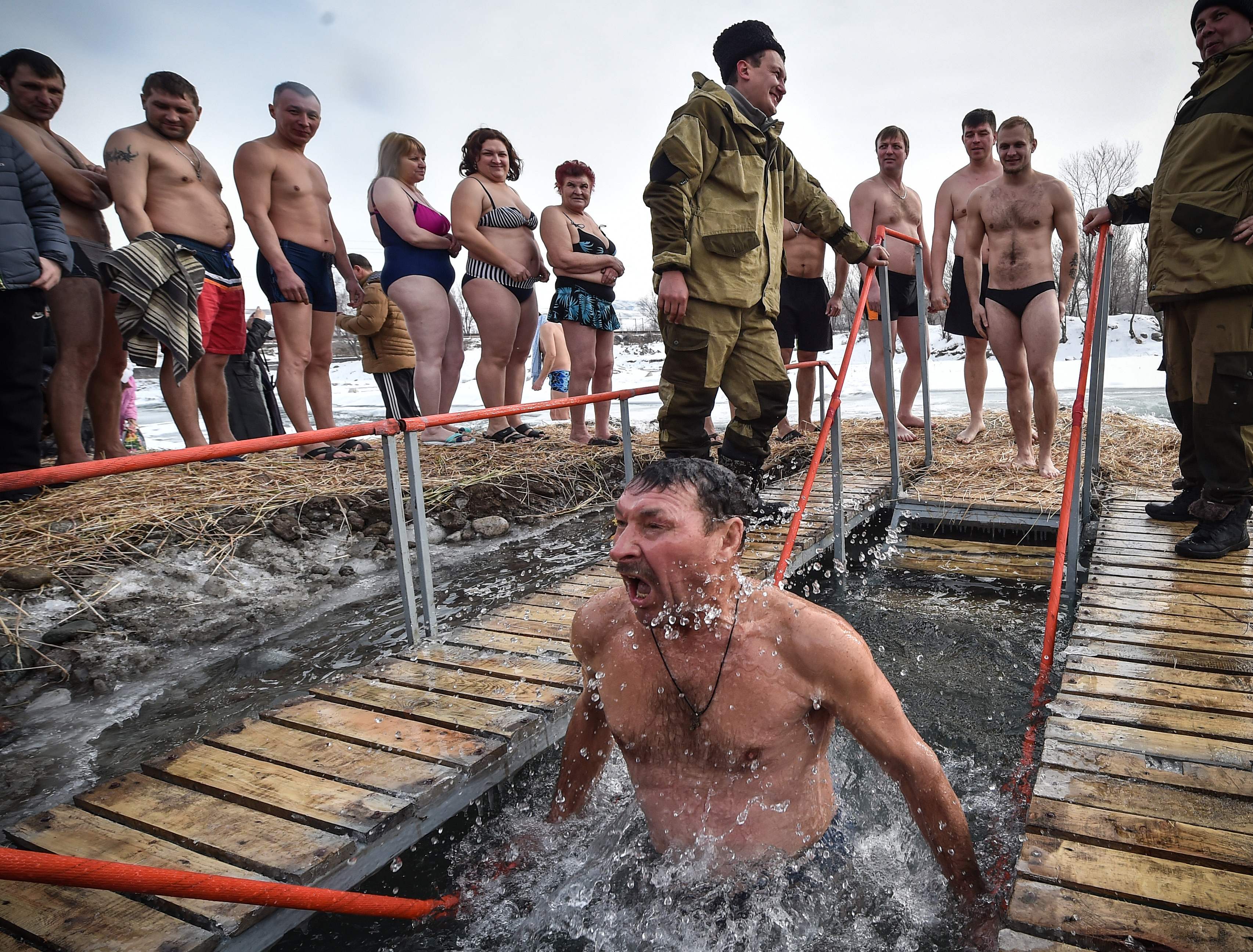 مواطنو قيرغستان يسبحون فى المياه الجليدية احتفالا بعيد الغطاس
