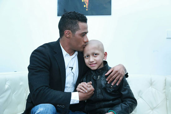 الطفل خالد خميس السعيد مع محمد رمضان