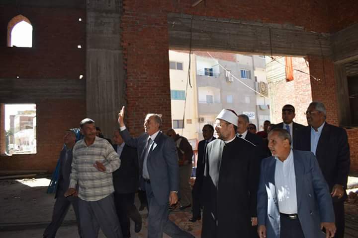  الوزير والمحافظ خلال تفقد انشاءات مسجد الدهار