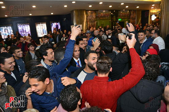 حسن الرداد يحتفل بفيلم عقدة الخواجة وسط جمهوره بالسينمات  (23)