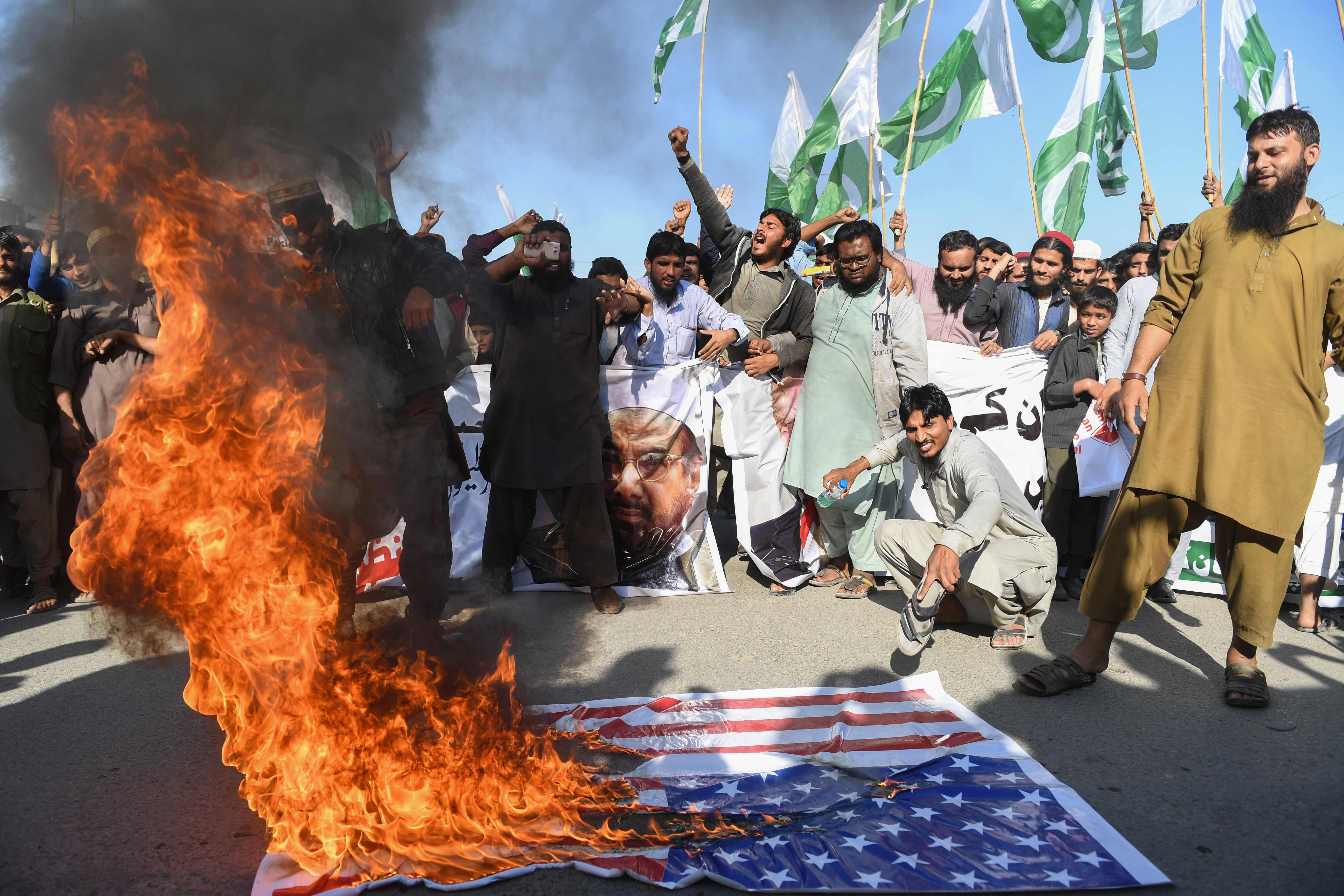 حرق علم أمريكا فى مظاهرة بباكستان